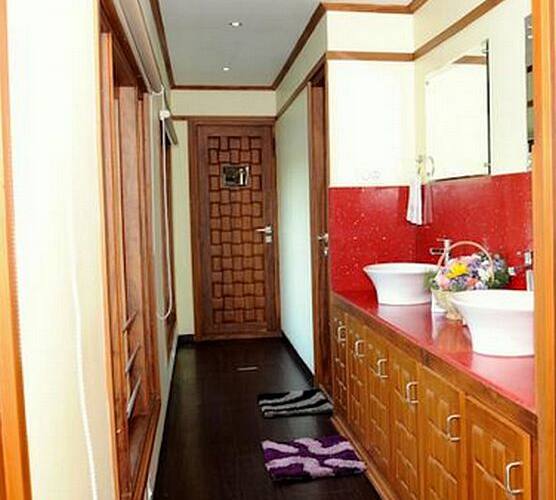 Maanikyam Houseboat, Alleppey 3